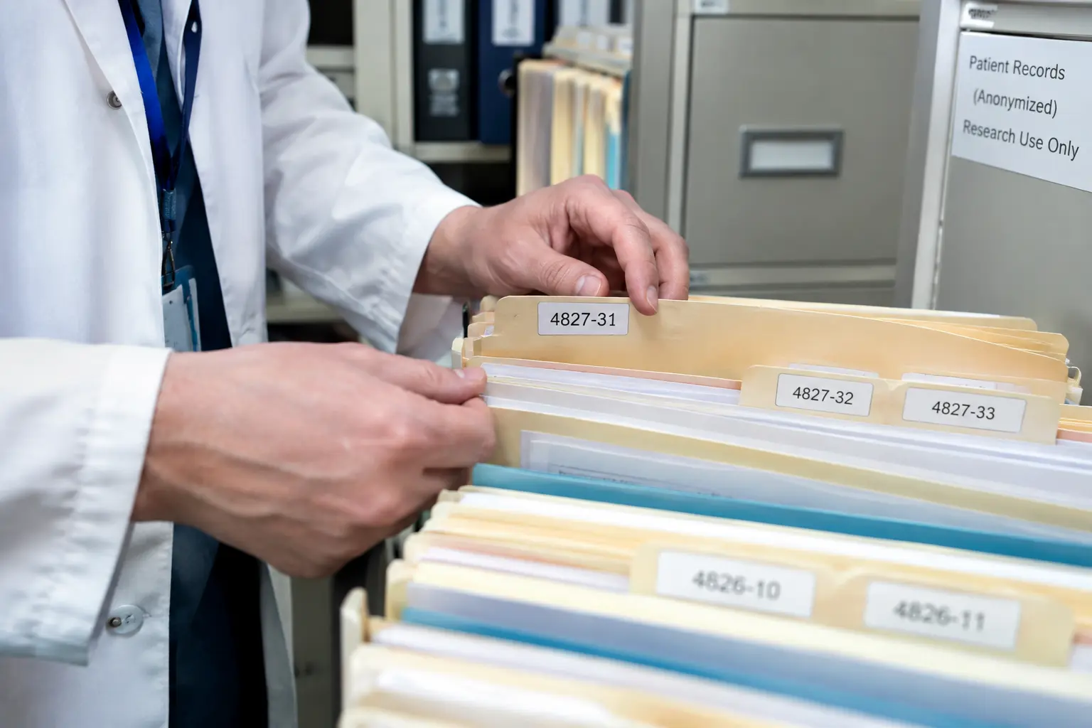 Carpetas de historias clínicas codificadas y anonimizadas en una oficina de archivo hospitalario