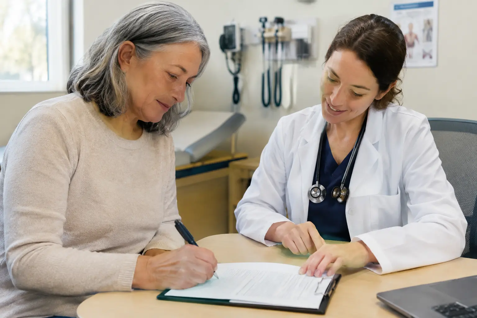 Paciente firmando un formulario de consentimiento informado junto a un profesional de salud