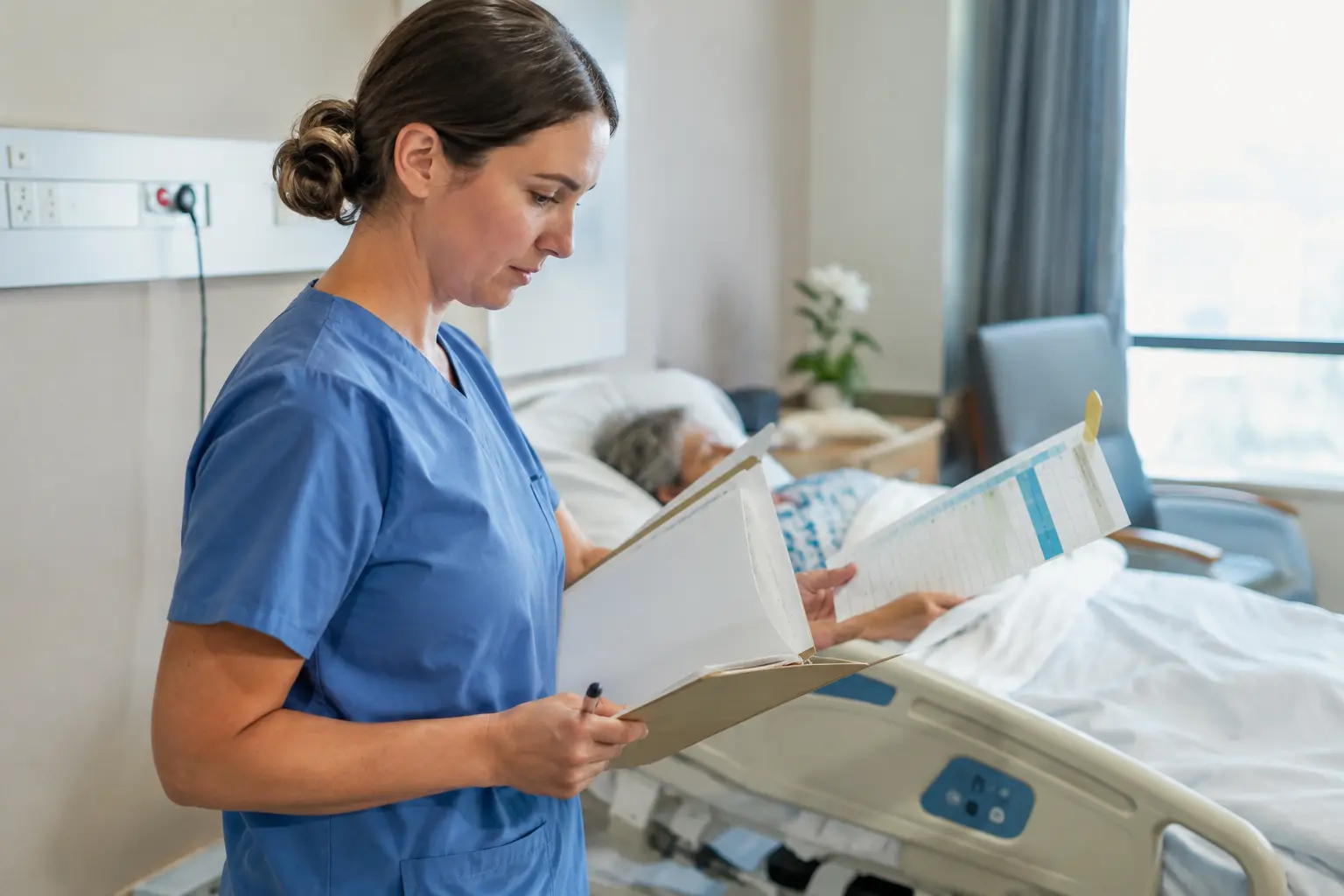 Enfermera revisando una planilla de prevención junto a la cama de un paciente en una sala de internación